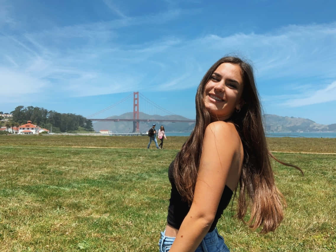 files/beautiful-woman-with-random-people-in-background-roumbpovzh5jzxj5.jpg